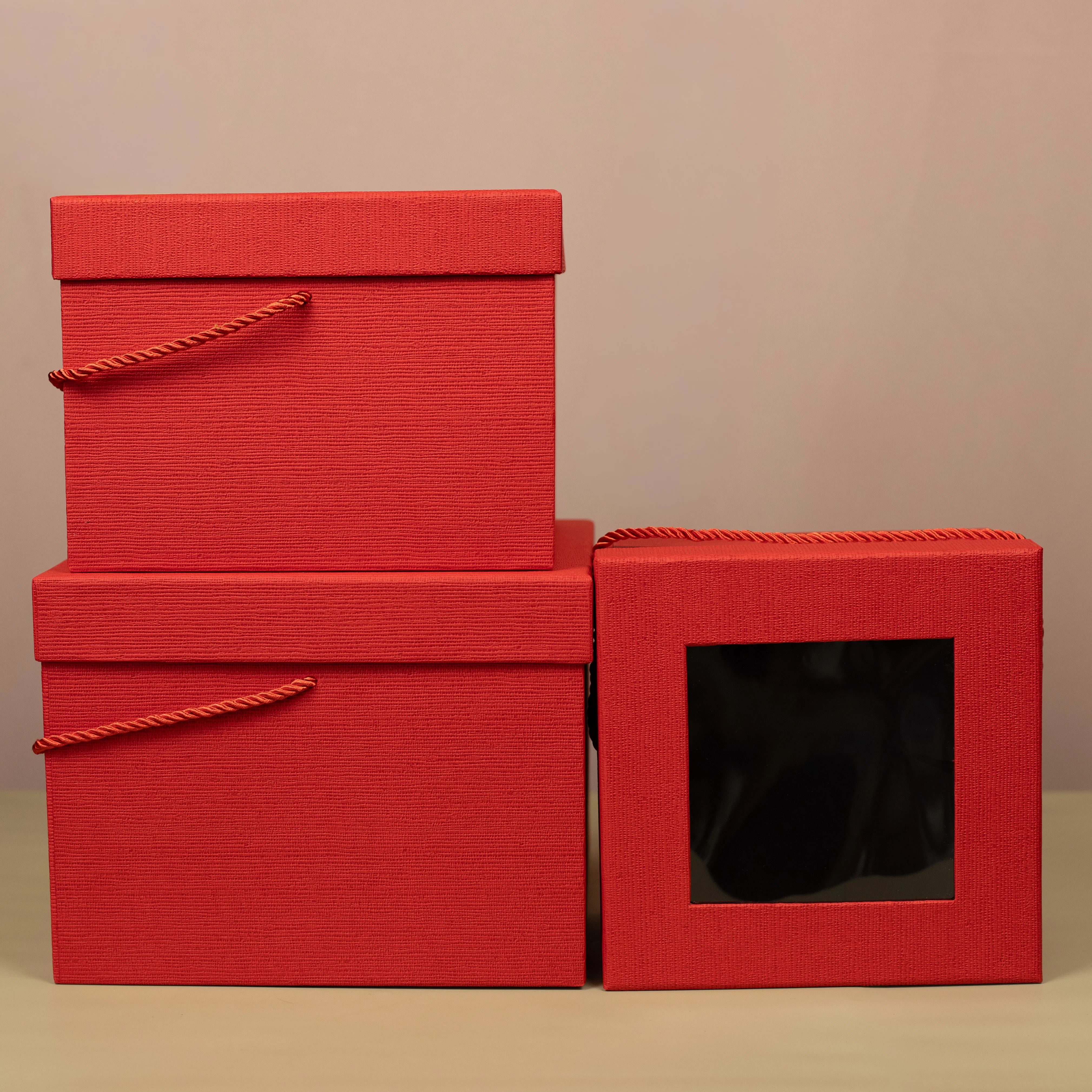 Štvorcový flowerbox s okienkom – červený